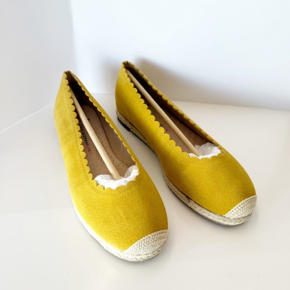 NWT Isaac Mizrahi Mustard Espadrille Scalloped Flats, Size 8 - Picture 1 of 11